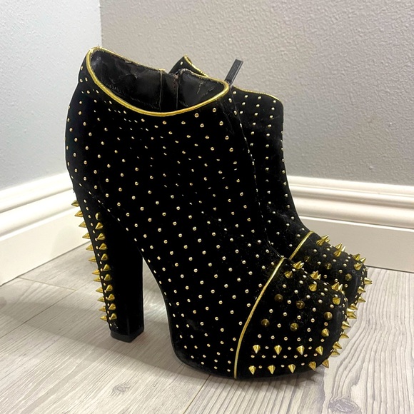 Shoes - Gold Studded Platform Heels 👠